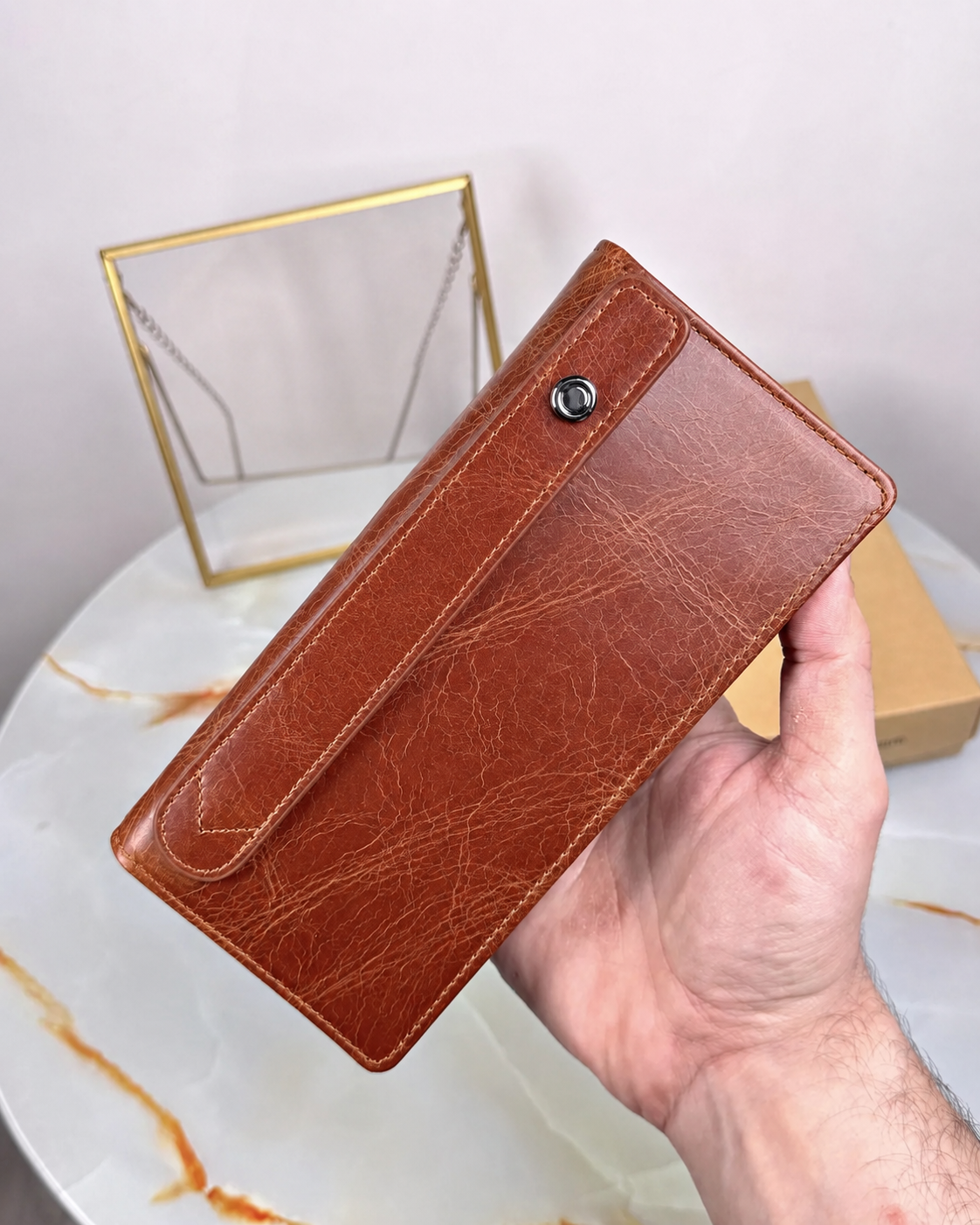 Kızıl Taba parlak deri telefon bölmeli cüzdan, el tutamacı ve çıtçıt detayı ile ön görünüm