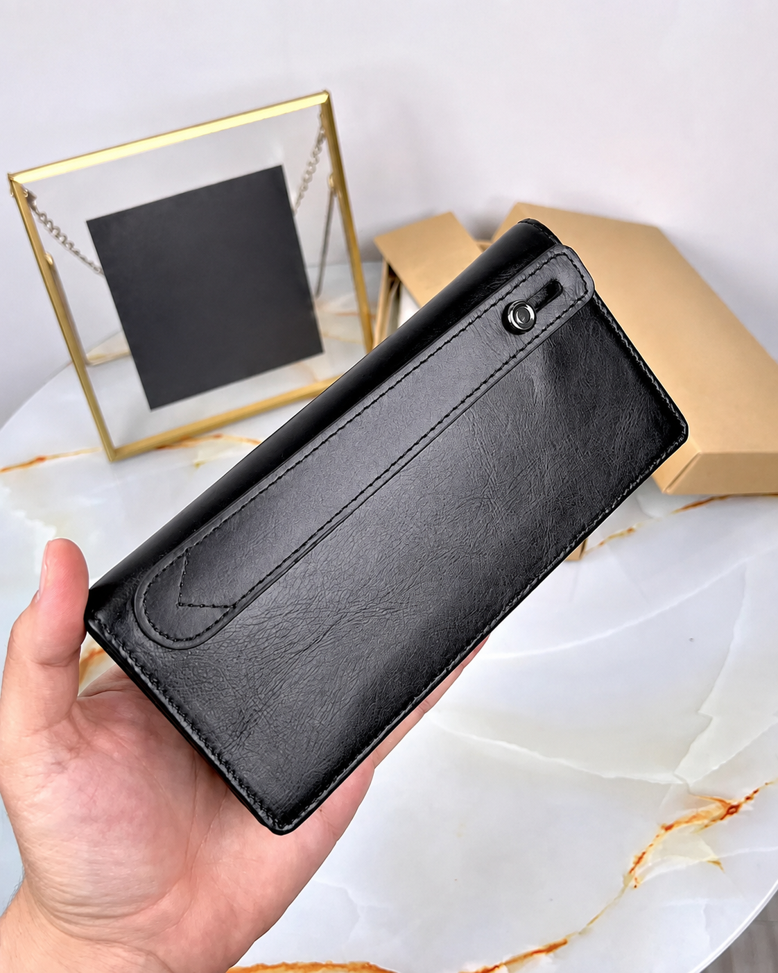 Parlak siyah düz deri telefon bölmeli cüzdan ön görünüm