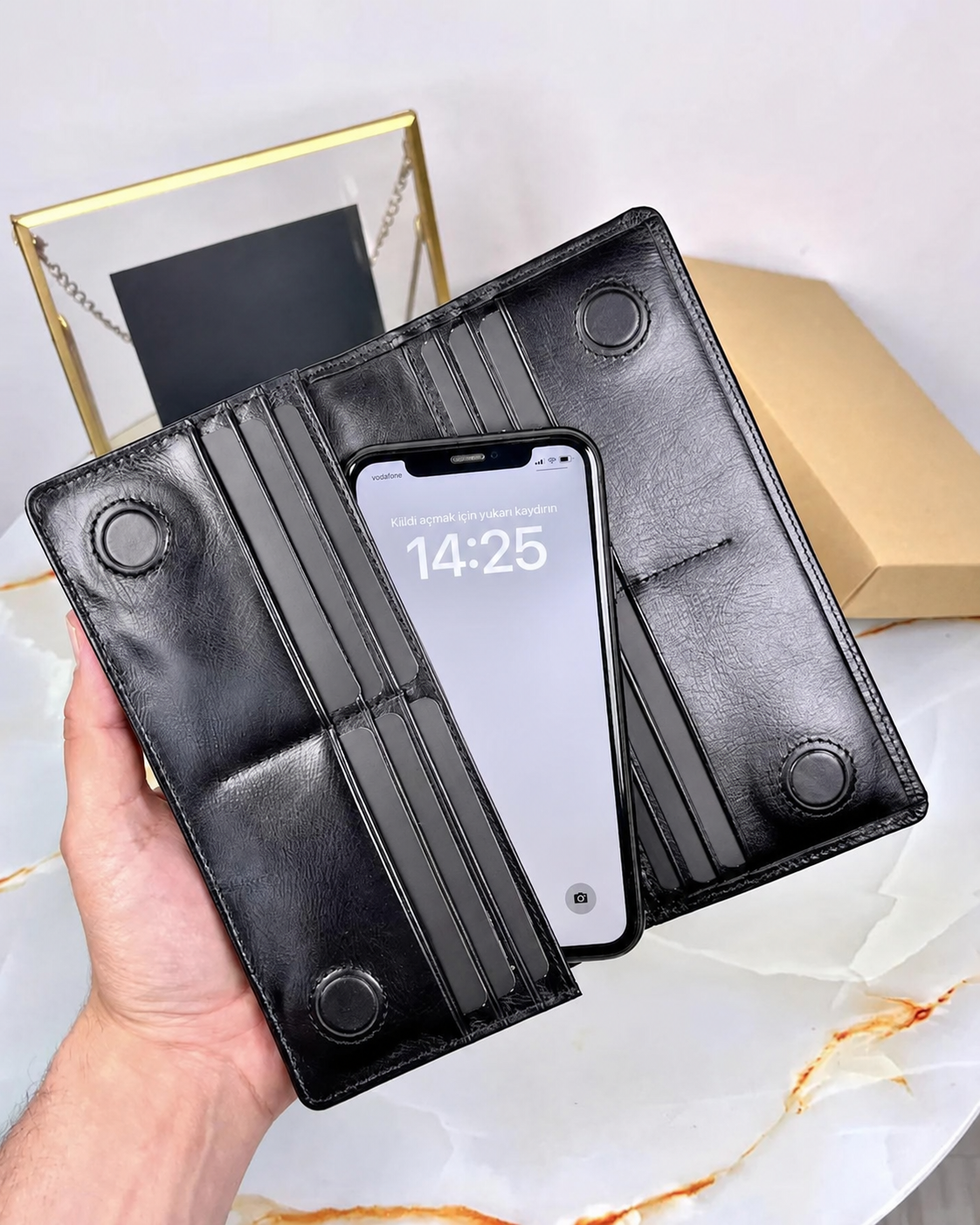 Parlak siyah deri cüzdan açık halde: telefon ve 12 kart gözü